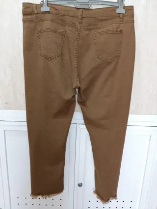 Pantalón elástico de mujer bajos desflecados(7€)