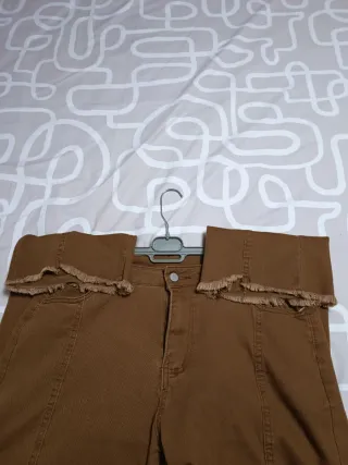 Pantalón elástico de mujer bajos desflecados(7€)