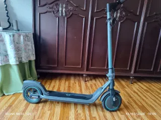 Patinete eléctrico gris