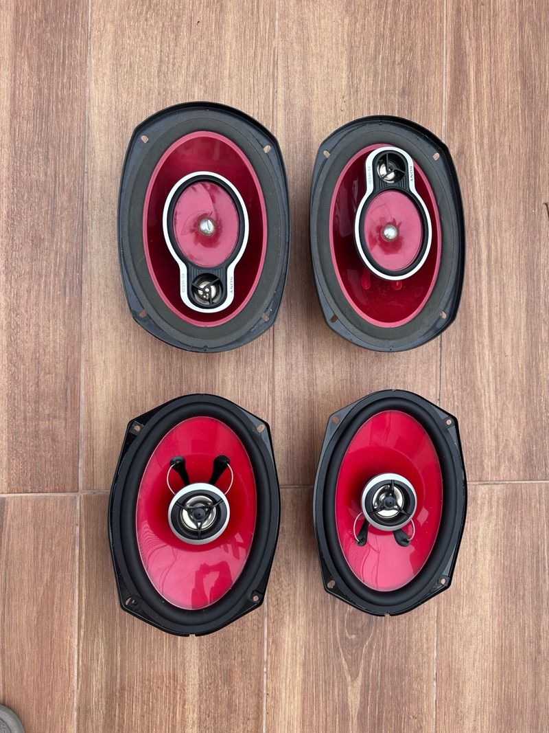 Altavoces Ovalados Negros y Rojos