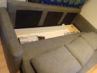 Sofá cama gris con almacenaje