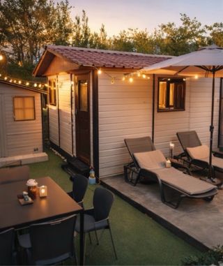 Caseto caravana y jardin camping picon del conde