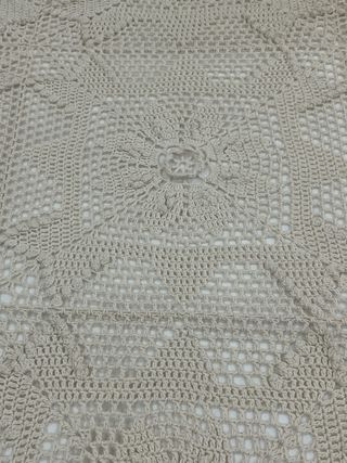 Colcha crochet beige, no se si es hacha a mano. 60