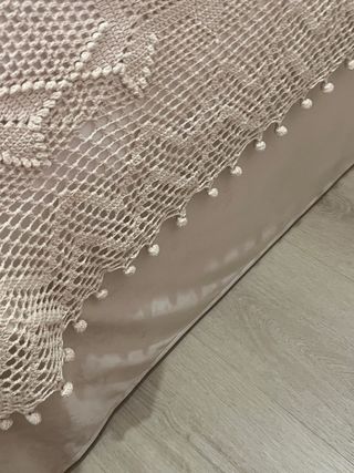 Colcha crochet beige, no se si es hacha a mano. 60