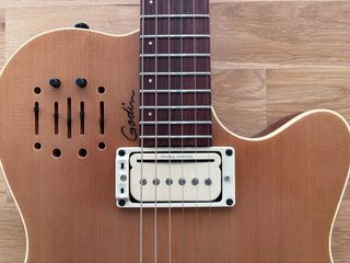 Godin A6 Ultra Modificada P-Rails