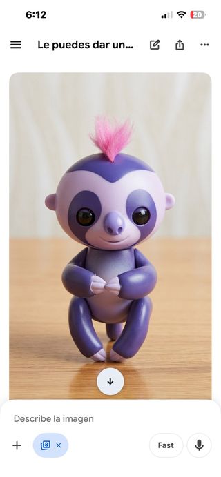 Mono parlante morado de juguete