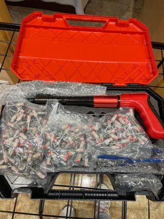 Clavadora de clavos con caja y accesorios