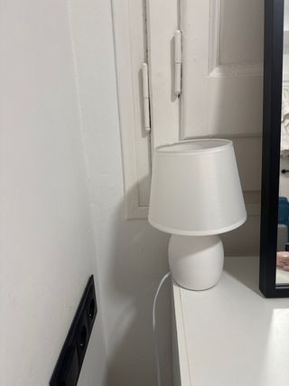 Lámpara de mesa blanca