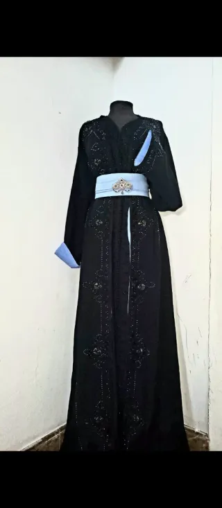 Caftán Marroquí Negro con Cinturón Azul