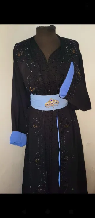 Caftán Marroquí Negro con Cinturón Azul