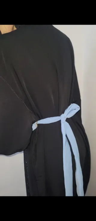 Caftán Marroquí Negro con Cinturón Azul