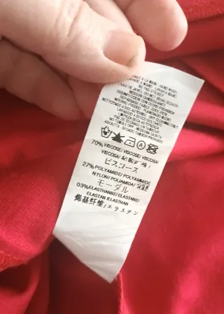 Vestido rojo invitada con cuello volante