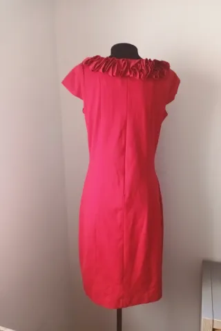 Vestido rojo invitada con cuello volante