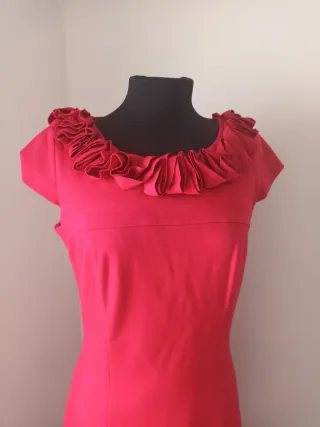 Vestido rojo invitada con cuello volante