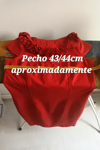 Vestido rojo invitada con cuello volante