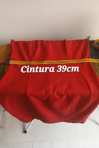 Vestido rojo invitada con cuello volante