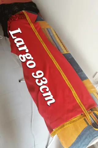 Vestido rojo invitada con cuello volante