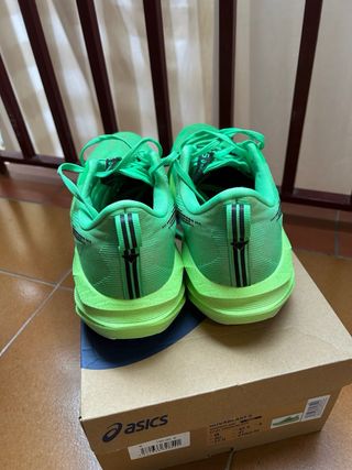 Asics Novablast 5 Talla 42.5 Verde/Negro