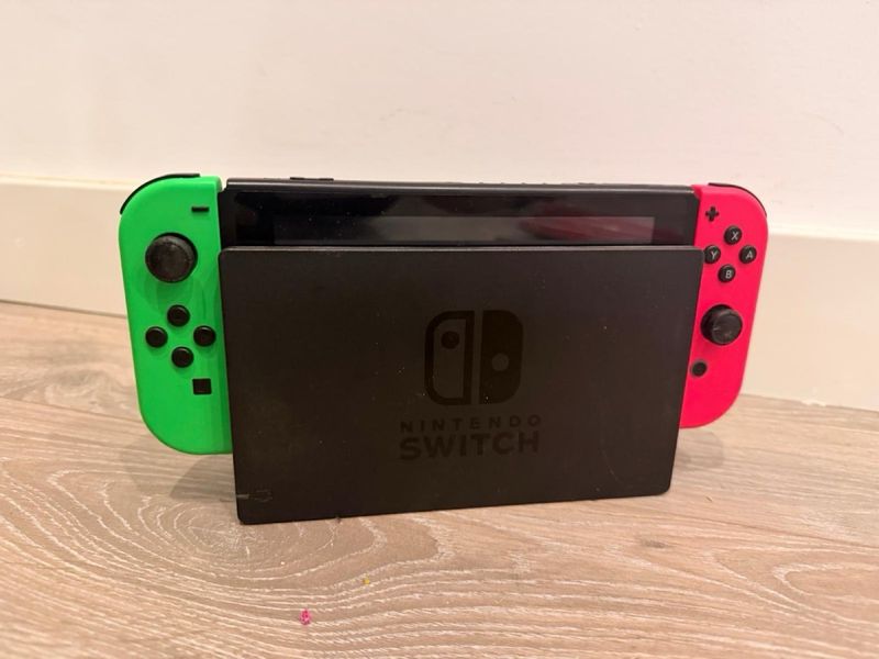 Nintendo Switch + 4 mandos y 6 juegos afbeelding 3