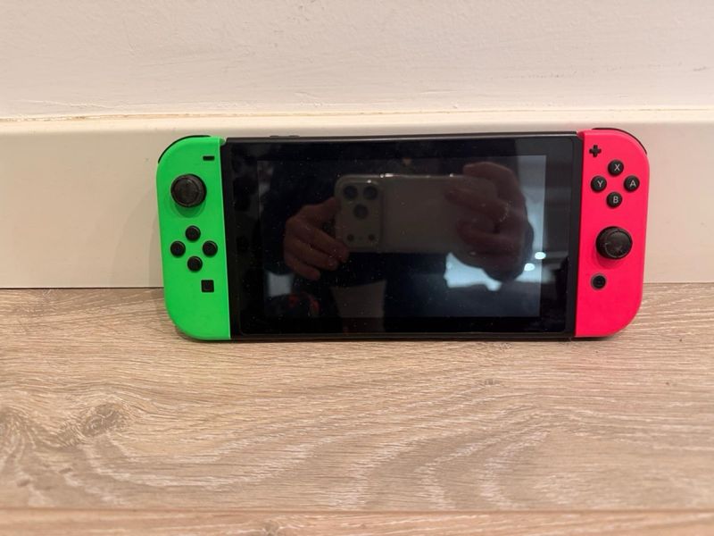 Nintendo Switch + 4 mandos y 6 juegos afbeelding 2