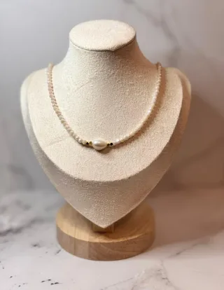 Collar de perlas y oro