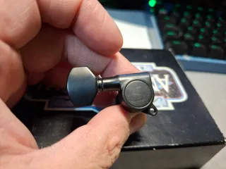 Clavijero de guitarra negro