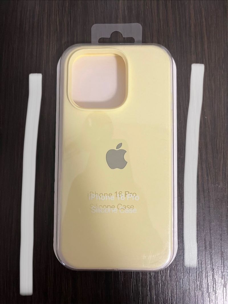 Funda iPhone 16 Pro Silicona Amarilla