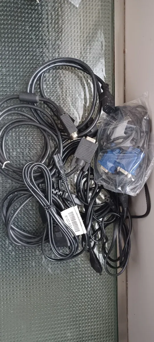 Cables VGA y de alimentación