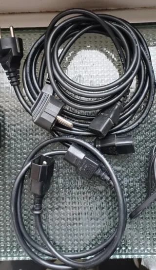 Cables VGA y de alimentación
