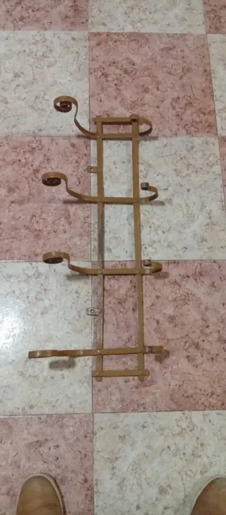 Percha antigua de metal