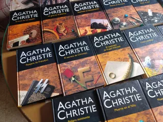 Lote de 21 libros de Agatha Christie.