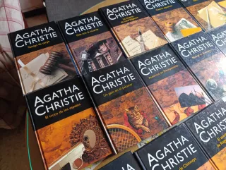 Lote de 21 libros de Agatha Christie.