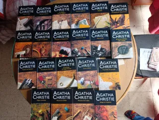 Lote de 21 libros de Agatha Christie.