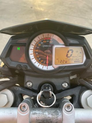 Benelli 251 Naked Negra y Roja