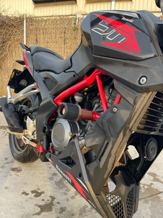Benelli 251 Naked Negra y Roja