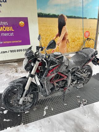 Benelli 251 Naked Negra y Roja