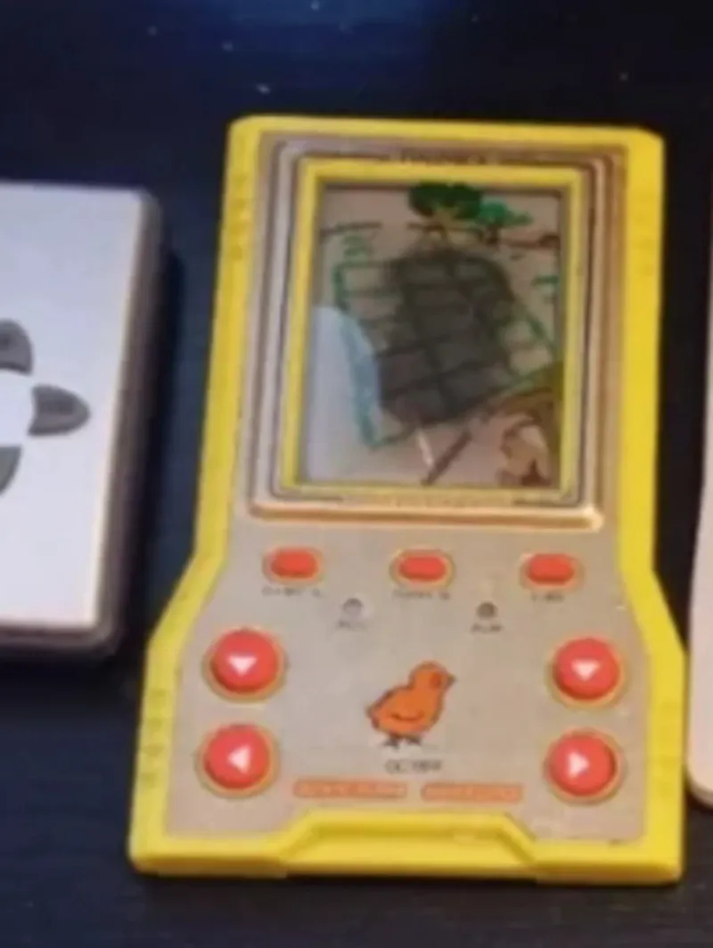 Maquinita de juegos amarilla