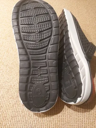 Zapatillas tipo Crocs negras y rojas