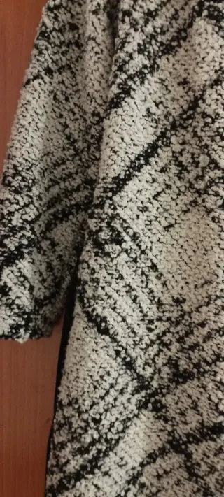 Abrigo estampado blanco y negro