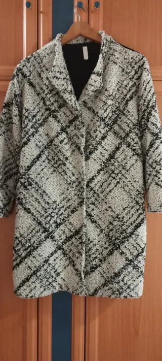 Abrigo estampado blanco y negro