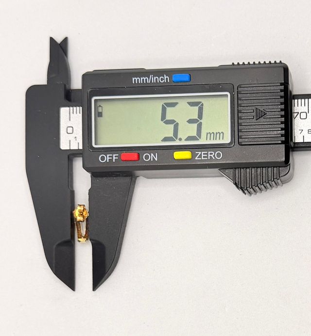 Pendiente de oro de 18k con circonitas, 0.78 g.