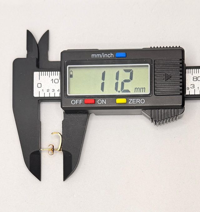 Pendiente de oro de 18k con circonitas, 0.78 g.