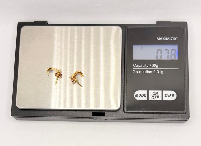 Pendiente de oro de 18k con circonitas, 0.78 g.