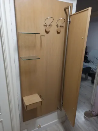 Perchero de madera con espejo