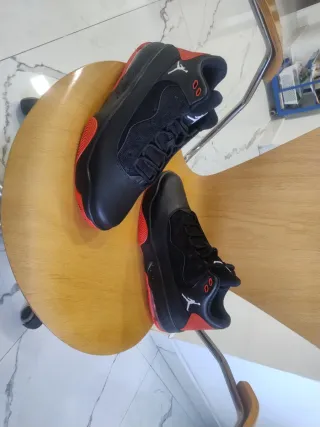 Zapatillas Jordan Negras y Rojas