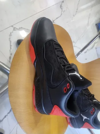 Zapatillas Jordan Negras y Rojas