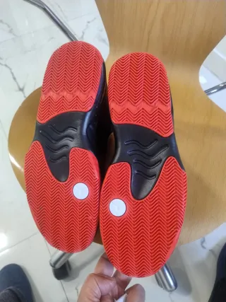 Zapatillas Jordan Negras y Rojas