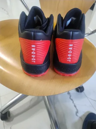 Zapatillas Jordan Negras y Rojas