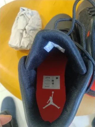 Zapatillas Jordan Negras y Rojas