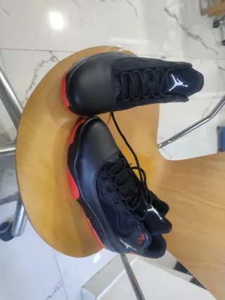 Zapatillas Jordan Negras y Rojas